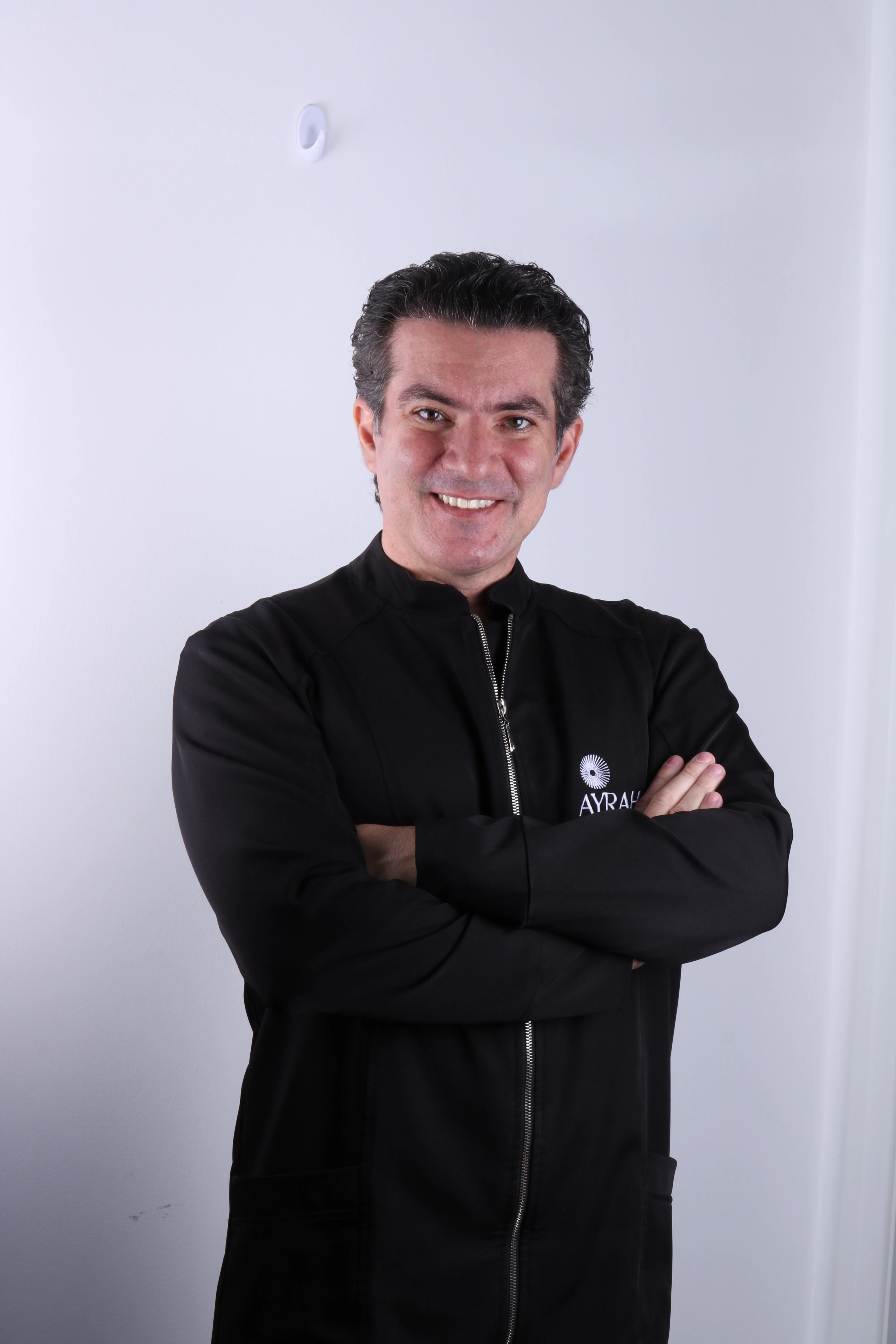 Especialista em implantes dentários da Ayrah Odontologia em Curitiba explicando o plano de tratamento ao paciente durante consulta de avaliação odontológica